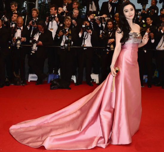 李玉刚|红毯上“丑态百出”的几位明星：李玉刚被保安驱赶，她给中国女演员丢脸！