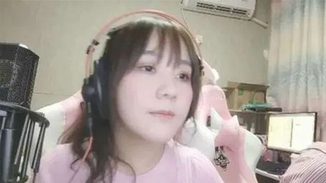 一条小团团|第二个乔碧萝？斗鱼一姐小团团直播翻车，身材严重变形