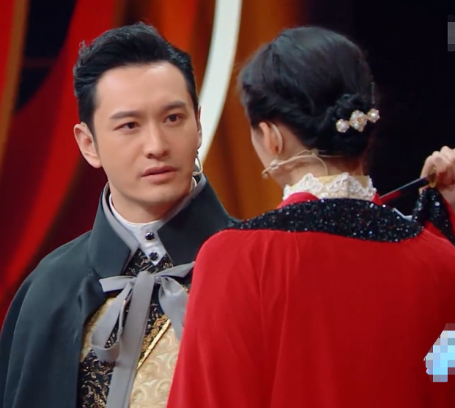 「黄晓明」关晓彤与黄晓明，身高相差7厘米，看到两人脚上的鞋，难怪看着一样高