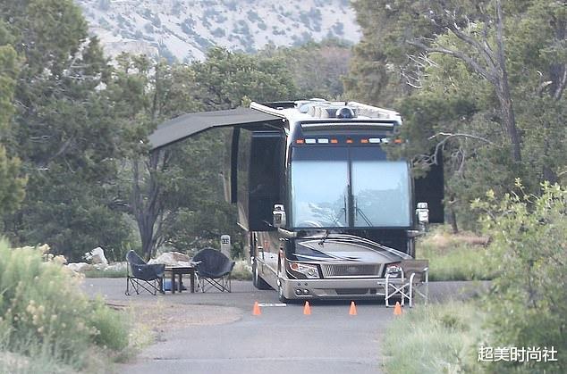 房车|比伯夫妇开700万房车旅游！内置豪华桑拿室，仅大屏电视就有三台