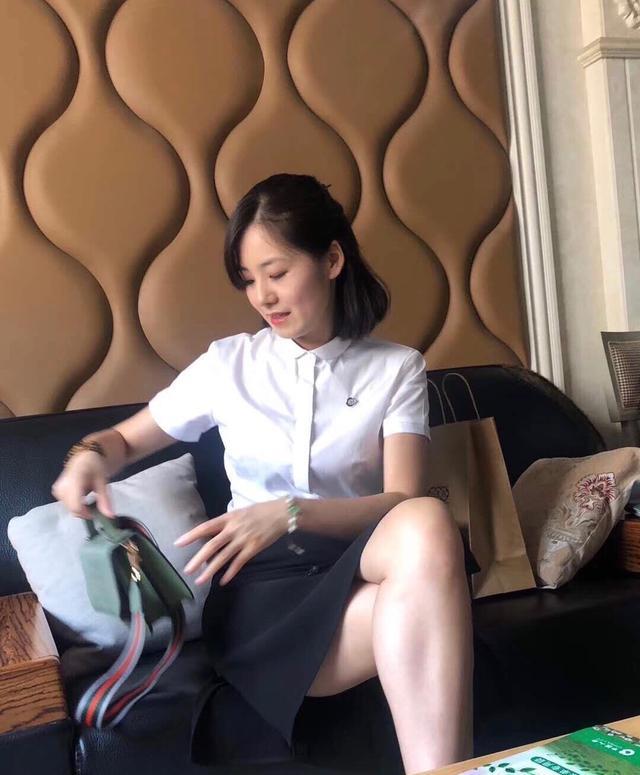 王学俊说生活 女子高铁不雅坐姿曝光，单脚靠在对方座椅，旁人嫌弃脚气太重
