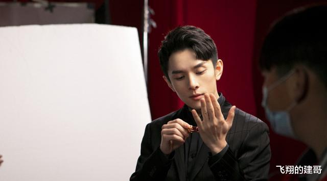 李佳琦▲李佳琦拒邀《向往的生活》，教科书式回应让人叫绝，活该你火