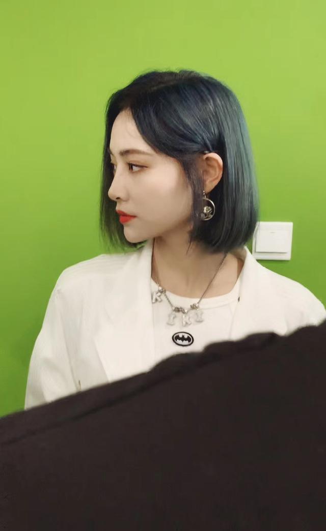 短发▲短发佳人许佳琪，你以为是个清纯小学妹，不，她是酷帅“黑白杀”