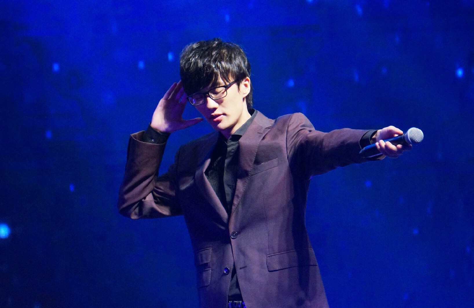 许嵩@他平时像个过气歌手一样, 一开演唱会连票都买不到!