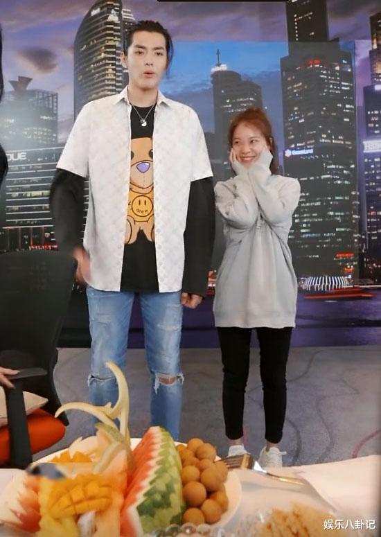 吴亦凡：吴亦凡现身薇娅直播间变吃播，这碗真够大，论身高谁与他比谁尴尬