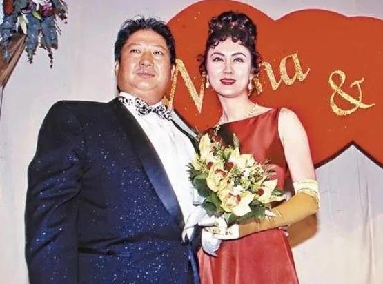 吴京:韩籍发妻为他生下3子1女,为何洪金宝不顾一切娶小13岁女徒弟?