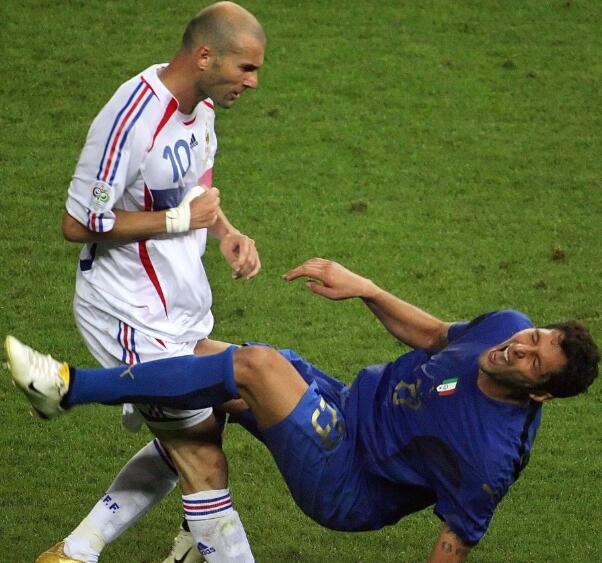 『齐达内』06世界杯最大秘密揭晓！马特拉齐承认：6个字让齐达内彻底失控