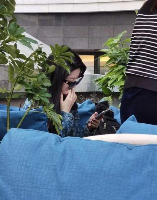 刘亦菲|网友街头偶遇刘亦菲 素颜白到发光真人又瘦又高