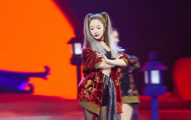 穿衣搭配|白冰眼神真挺勾人的，穿背心露出腹肌，看着高级还带着“妖孽”感