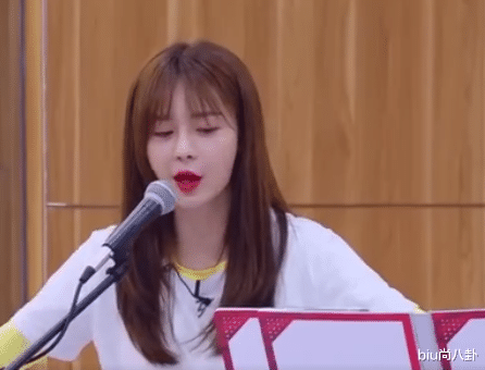 沈梦辰@沈梦辰摔倒后第一反应不是爬起，看到下一秒动作，还敢说她单纯？