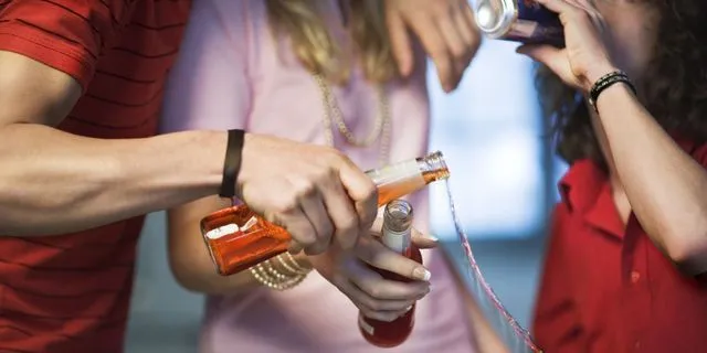 女孩|两个女孩在旅游胜地别墅被拖走，遭8名流氓轮流侵犯