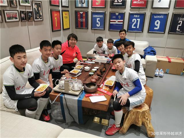 「国足」国足新帅情商高!带小球员吃盒饭不忘合影宣传,餐桌上的1物亮了
