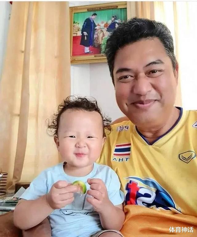 冯坤|冯坤婉拒回国任教，嫁大13岁泰国教练很幸福，混血儿子学3门语言