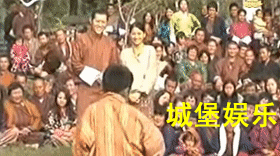 不丹王後靠著丈夫好靦腆，一顰一笑盡是深情，國王熱情卻已然冷卻-圖3