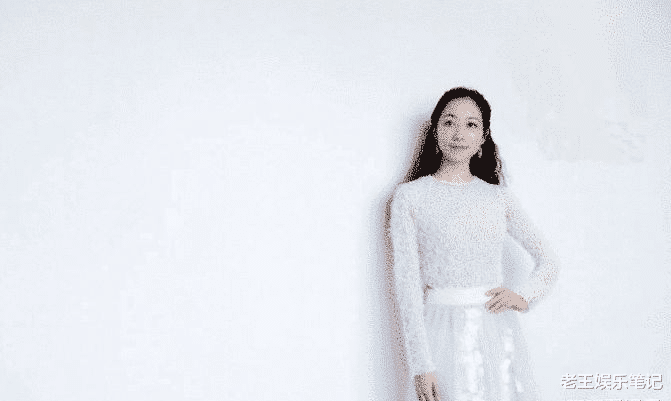 「韩雪」韩雪节目现场扣子裂开，被杨迪眼神示意后，救场动作显现高情商