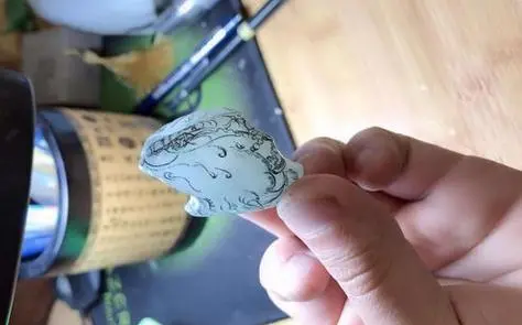 翡翠|3000拿下一块长条形的翡翠原石，还被朋友吐槽，成品出来真的是惊艳了！