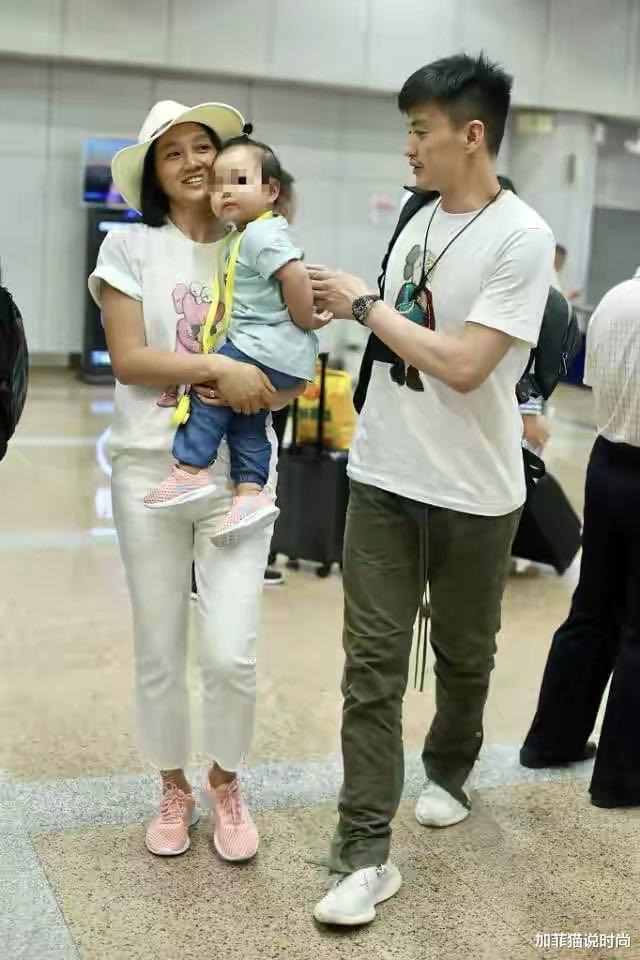 #朱丹#朱丹真不长心！一家三口走机场又不化妆，肤色差成了一家人的亮点