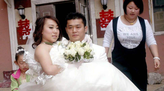 赵本山@22岁时被赵本山带上春晚,成名后开百万路虎,今抛弃丈夫和儿子?