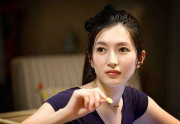 江疏影|为什么江疏影就是不红?你看童瑶抢了她的C位她下意识做了什么?