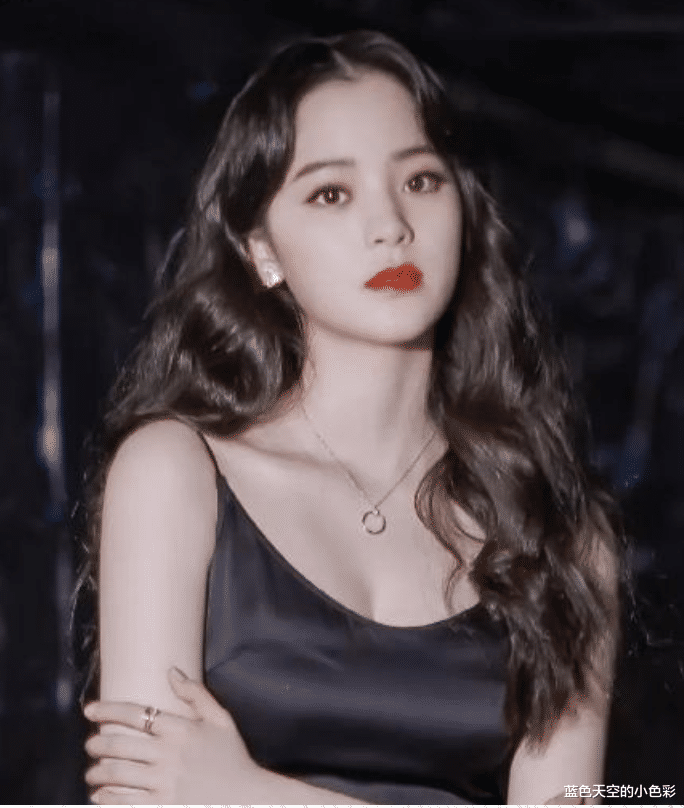 『周玲安』欧阳娜娜音乐高材生，音乐会中肩带滑落，好身材美的让人挪不开眼