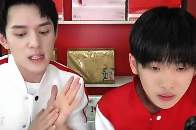 李佳琦|李佳琦直播时电话被打爆，只因母亲抱怨抢不到货，网友：有点可爱