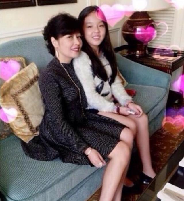 哈文|哈文回国忙事业，法图麦无聊晒美甲照，大拇指绘恐怖少女图案