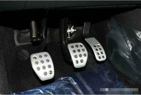 |手动挡汽车起步时,先加油还是半联动加油?