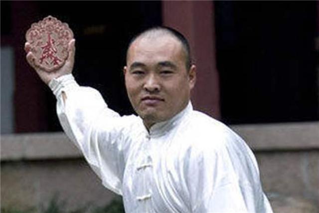 马云|马云卸任后，他的贴身保镖李天金，失去百万年薪后，现状如何？