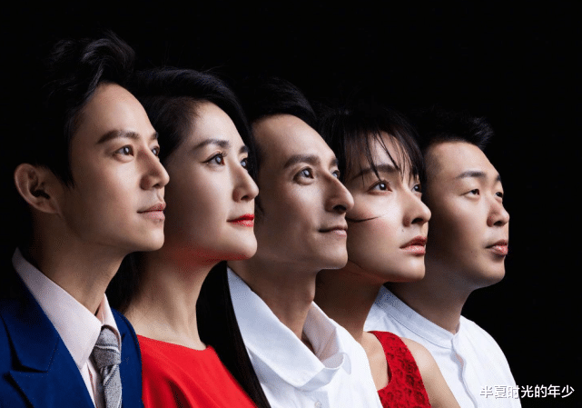 #快乐家族#快乐家族节目外同框，进门打招呼暴露真实关系，孰近孰远一目了然