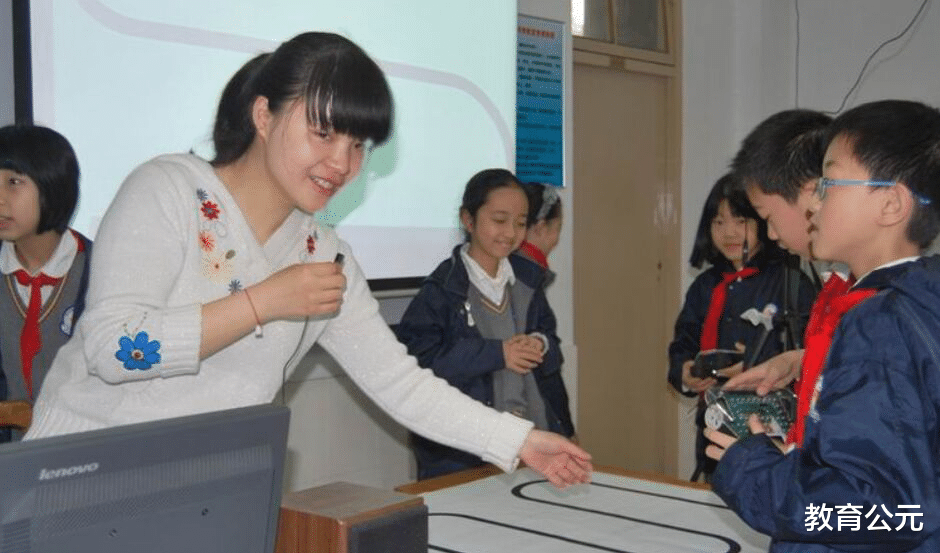 「」教师一个月工资多少？某高中教师晒出工资单，在网上引发热议