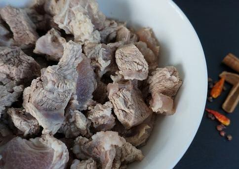 炖牛肉|炖牛肉，先放盐还是后放盐？顺序搞错了，难怪牛肉不入味还很柴