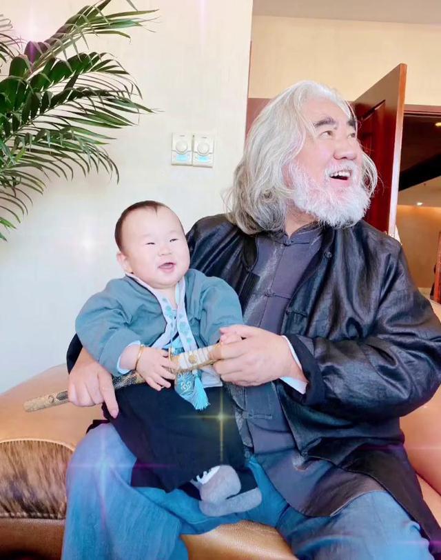 张纪中|张纪中结婚证曝光，公开与杜星霖恩爱照，首认6岁混血儿子系合法所生