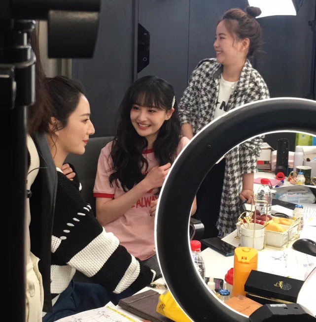 『郑爽』薇娅与郑爽神仙同框，关掉美颜滤镜后，网红跟明星的差距很明显