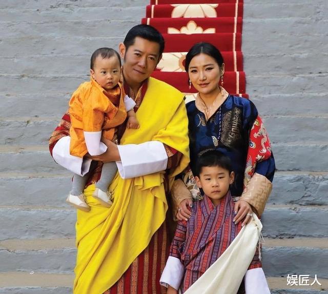 不丹官方發佈新年掛歷，30歲佩瑪主動靠向丈夫，童話婚姻重歸於好-圖3