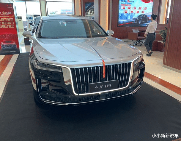 红旗h9|全新一汽红旗H9到店，拼接色车身很大方，上市时间或推迟，配2.0T