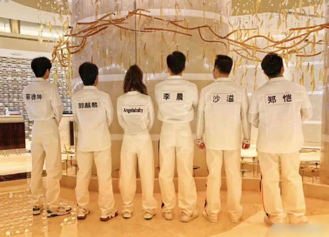 [郑恺]《奔跑吧》路透，蔡徐坤的腰比baby还细，郑恺是他的两倍！