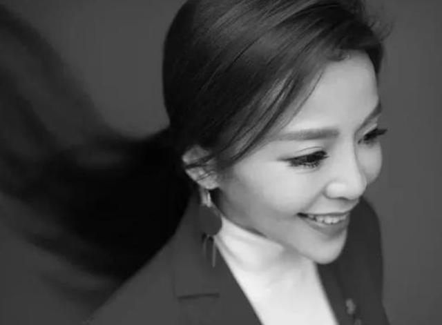 朱迅■抗癌13年, 父亲缺席10年, 母亲绝情不管, 3度鬼门关后朱迅如今怎样了？