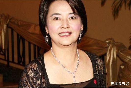 1989年,胡慧中在三楼被炸下烧成火人后,从此踏上被"放纵"不归路