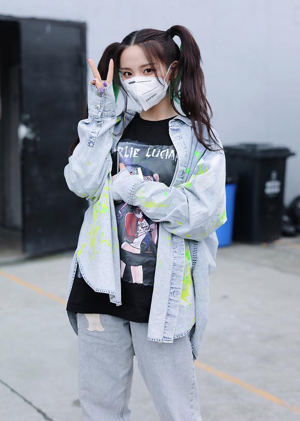 「杨超越」杨超越真是太“软”了，双马尾造型也太可，老土剪刀手姿势却挺潮