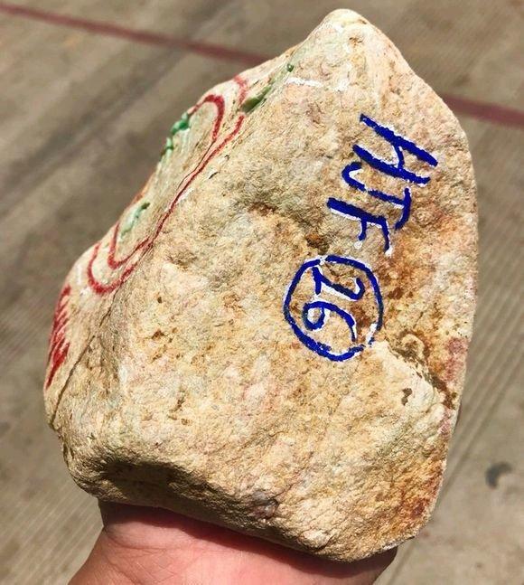 翡翠@标价8888元无人问，店主无奈之下切开，成品一出大呼“还好没卖”