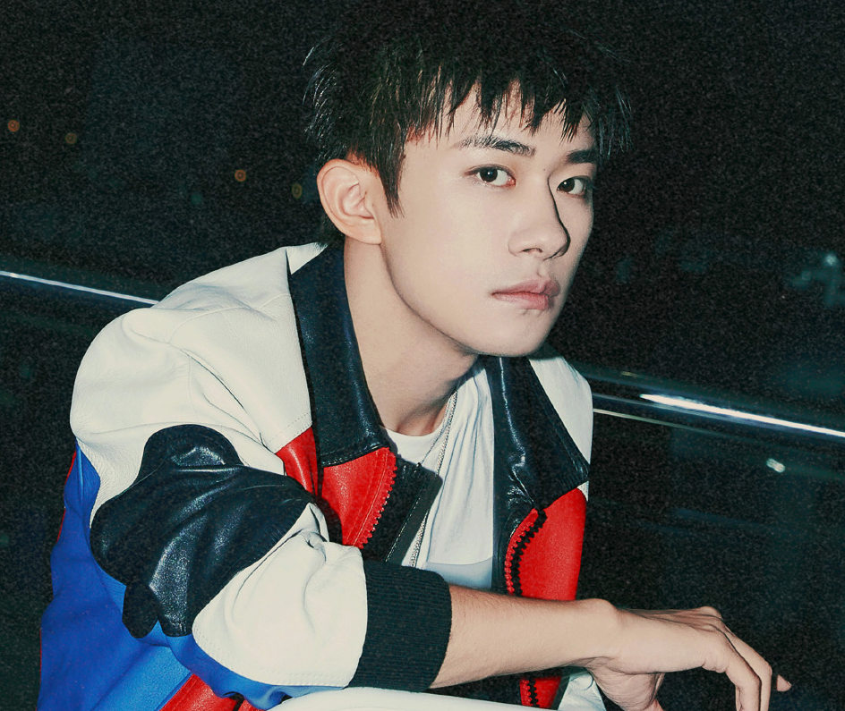 蔡国庆|千玺服装借鉴奥特曼?蔡国庆穿弟弟同款有点搞笑,欢乐喜剧人实锤