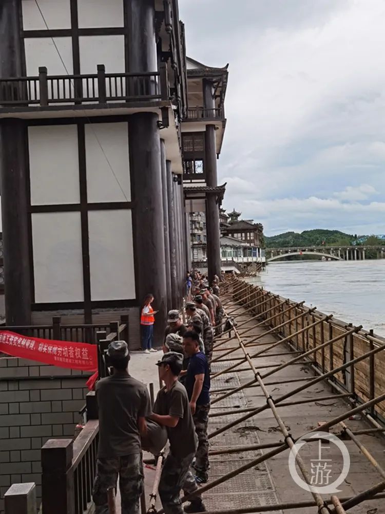 重庆晚报|直击两江洪水:朝天门门洞、渝尔代夫、洪崖洞车库被淹...