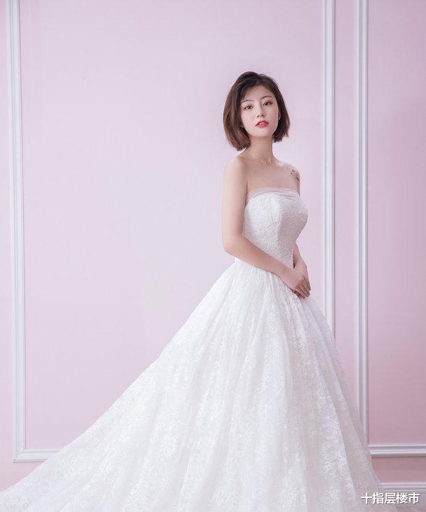 “婚纱美女”穿上婚纱走红，这气质不输女明星！宛若一位新娘子！