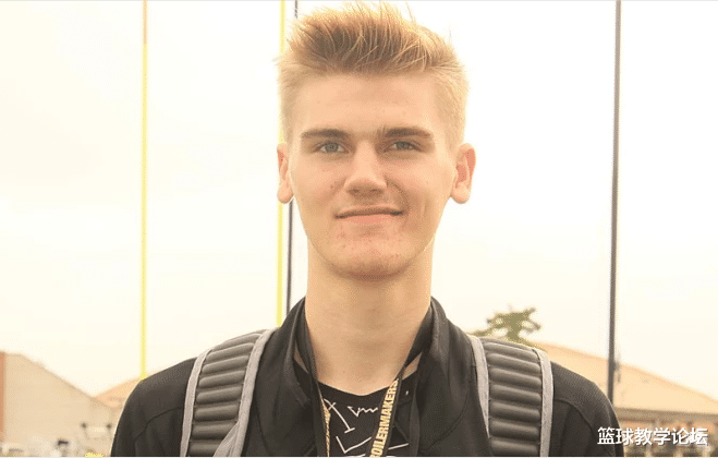 美国大学生体育协会■抢疯了！一天接到26个邀请电话！他是NCAA最火的球员