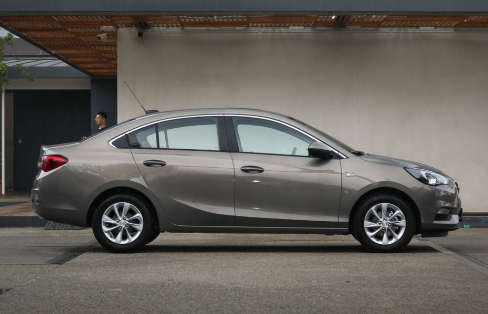 自动挡|最接地气的“百姓车”，油耗只有4.7升，自动挡只卖6.4万