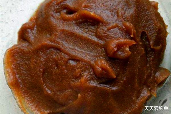 饵料|秋季钓鱼,饵料加点这东西,诱鱼效果翻倍,大鲫鱼连竿上!