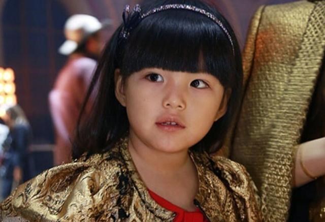 奥莉|有种“毁容”叫奥莉长大，近照曝光引热议，如今8岁越长越像妈妈