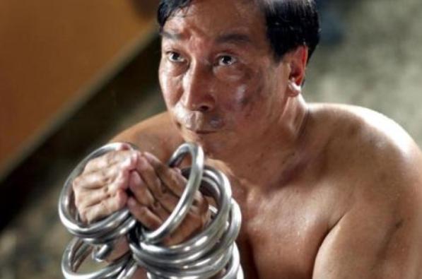 功夫|电影《功夫》里,手臂上套的铁环是兵器吗?真相是这样的