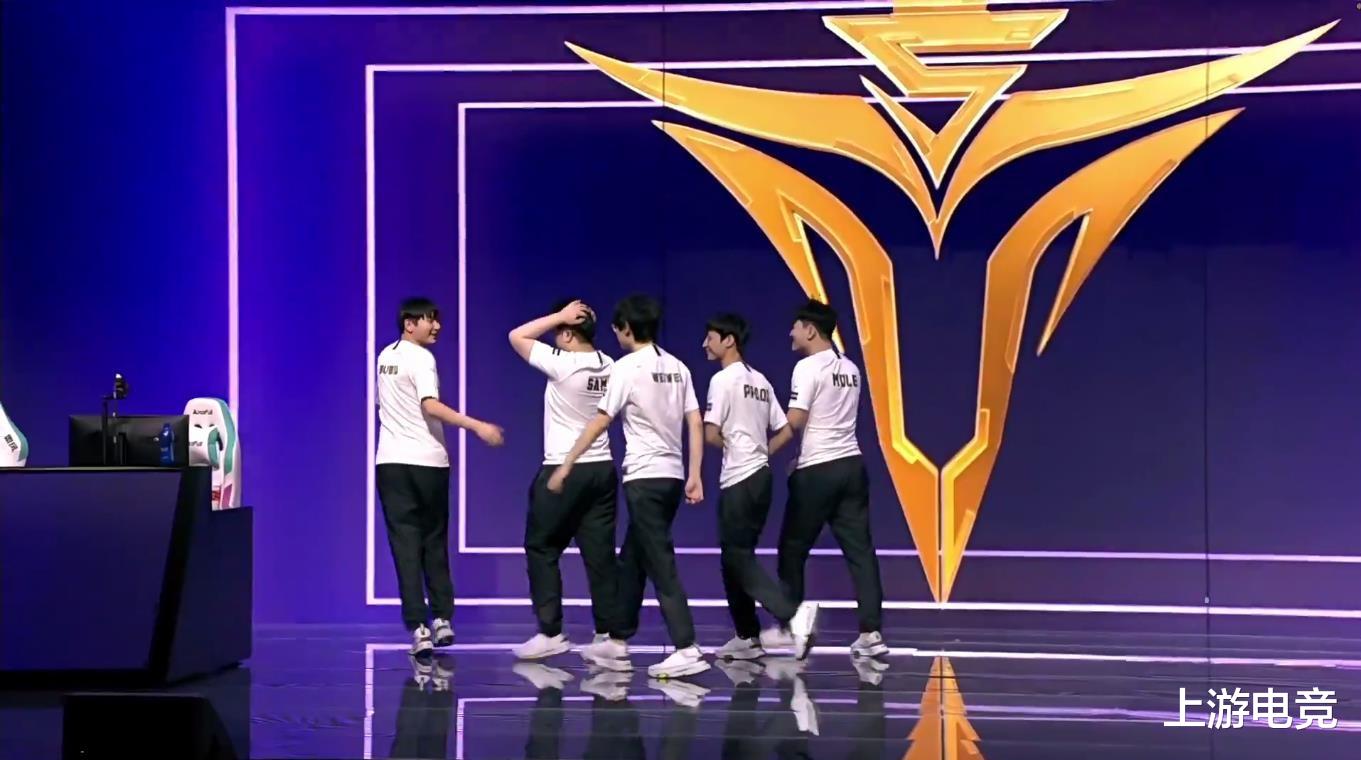 v5战队|FPX季后赛一轮游，V5赛后言论杀人诛心，LPL解说炸锅了！