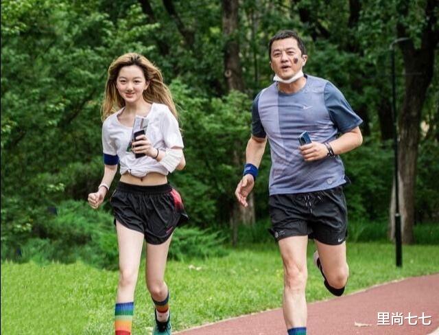 李嫣|太惊喜！14岁李嫣脸部回归正常，染金发穿露脐装身高赶超183爸爸